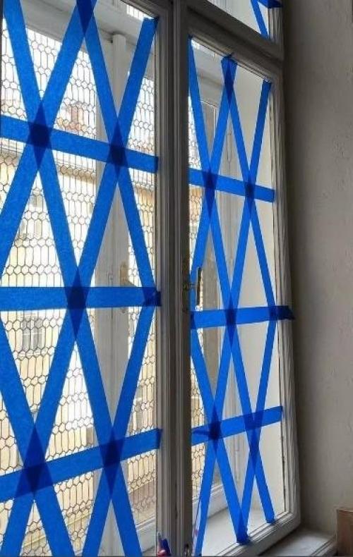 Новые способы заклеить старые деревянные окна. Создаем микроклимат в доме: чем заклеить деревянные окна на зиму? 04