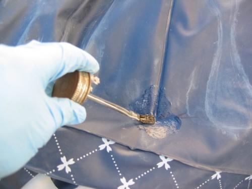 Как заклеить надувной матрас суперклеем. Как в домашних условиях заклеить надувной матрас: методы и средства для ремонта