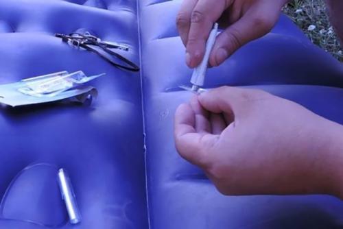 Чем заклеить надувной матрас в домашних условиях. 10