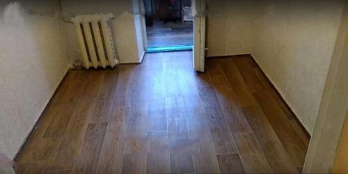 Как заделать дырку в линолеуме на полу своими руками.. Как отремонтировать линолеум на полу быстро и качественно