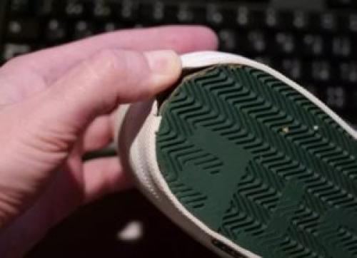 Чем приклеить носок кроссовка. Чем заклеить подошву кроссовок?