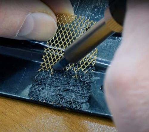 Как убрать трещину на пластике автомобиля. Ремонт с помощью впаивания металлической сетки.