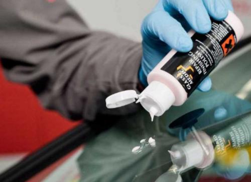 Как склеить стекло суперклеем. Как с помощью обычного суперклея устранить трещины на стекле автомобиля