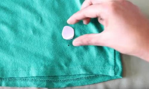 Как замаскировать прожженную дырку на одежде и другие.. Как замаскировать дырку на трикотажной футболке