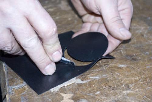 Как заклеить лодку пвх без заплатки. Как заклеить лодку своими руками