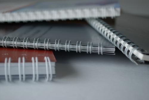 Как склеить разорванные страницы. Метод 2 Метод 2 из 3: Уплотнение расстояния между корешком обложки и блоком страниц 04