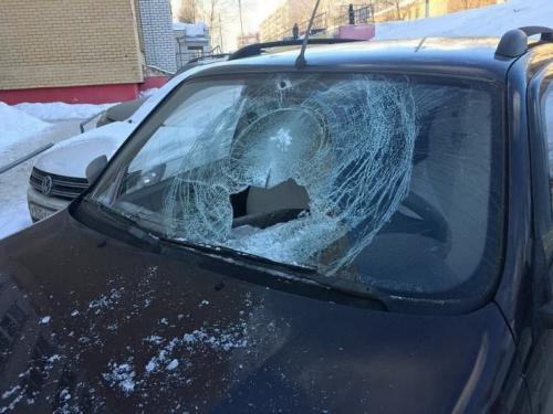 Чем заклеить лопнувшее стекло. Чем опасна трещина на лобовом стекле