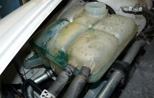 Можно ли заклеить расширительный бачок эпоксидкой. Чем заклеить расширительный бачок при его разгерметизации