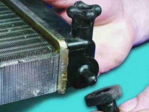 Снятие и замена радиатора на ВАЗ 2110. Снятие и замена радиатора охлаждения на ВАЗ 2110, 2111, 2112