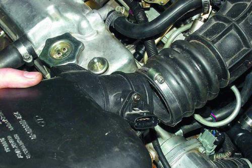 Маслоотделитель ВАЗ 2112 16 клапанов. Масло в патрубке