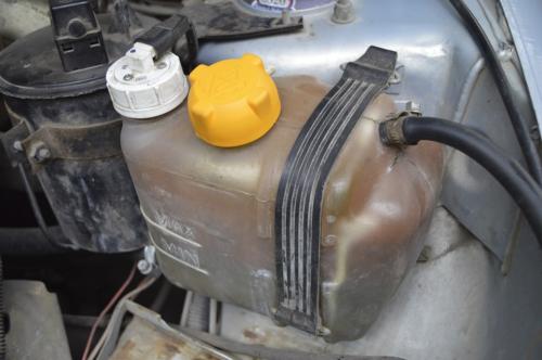 Можно ли ехать если лопнул расширительный бачок. Замена расширительного бачка