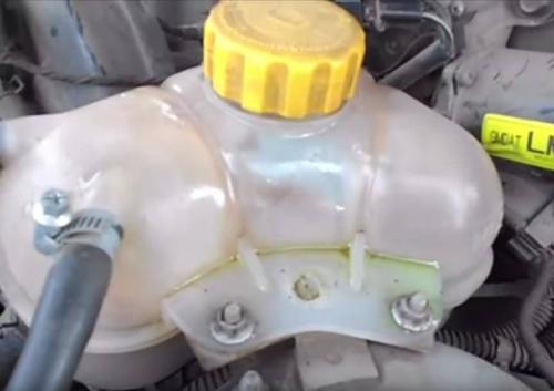 Ремонт крышки расширительного бачка своими руками. Симптомы неисправностей 01