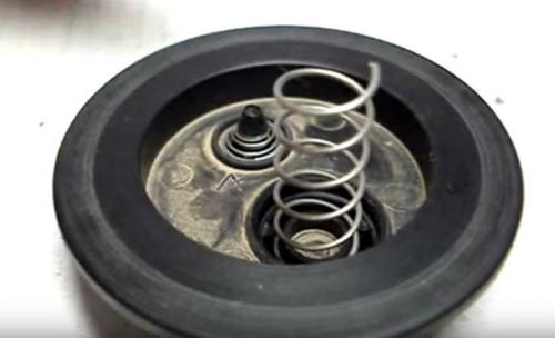 Ремонт крышки расширительного бачка своими руками. Симптомы неисправностей 02