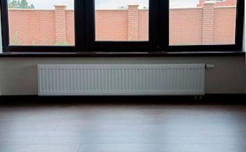 Расчет мощности стальных радиаторов отопления. Для примера возьмем комнату размером 3 х 5 метров, с высотой потолка 2,7 метров, одним окном и дверью. Расчет радиатора для нее будет выглядеть так: 02