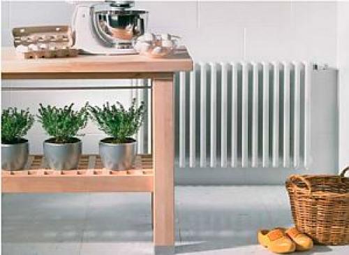 Расчет мощности стальных радиаторов отопления. Для примера возьмем комнату размером 3 х 5 метров, с высотой потолка 2,7 метров, одним окном и дверью. Расчет радиатора для нее будет выглядеть так: 01