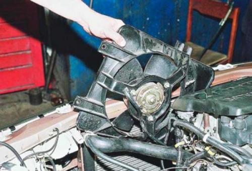 Снятие и замена радиатора охлаждения. Снятие радиатора охлаждения ВАЗ 2110 12 Снятие и замена радиатора охлаждения. Снятие радиатора охлаждения ВАЗ 2110 12