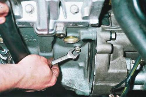 Снятие и замена радиатора охлаждения. Снятие радиатора охлаждения ВАЗ 2110 08 Снятие и замена радиатора охлаждения. Снятие радиатора охлаждения ВАЗ 2110 08