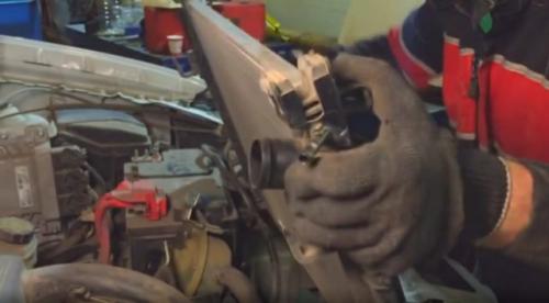 Замена радиатора охлаждения Рено Сандеро. Замена радиатора охлаждения на Рено Сандеро