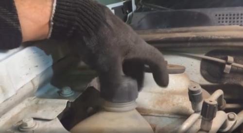 Замена радиатора охлаждения Рено Сандеро. Замена радиатора охлаждения на Рено Сандеро