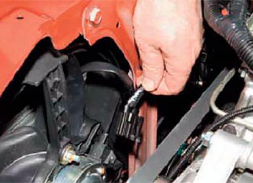 Снятие радиатора охлаждения Нива Шевроле без кондиционера. Снятие и установка радиатора на Шевроле Нива 04 Снятие радиатора охлаждения Нива Шевроле без кондиционера. Снятие и установка радиатора на Шевроле Нива 04