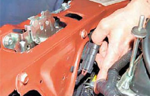 Снятие радиатора охлаждения Нива Шевроле без кондиционера. Снятие и установка радиатора на Шевроле Нива 03 Снятие радиатора охлаждения Нива Шевроле без кондиционера. Снятие и установка радиатора на Шевроле Нива 03