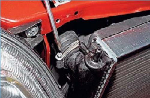 Снятие радиатора охлаждения Нива Шевроле без кондиционера. Снятие и установка радиатора на Шевроле Нива 09 Снятие радиатора охлаждения Нива Шевроле без кондиционера. Снятие и установка радиатора на Шевроле Нива 09