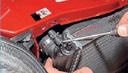 Снятие радиатора охлаждения Нива Шевроле без кондиционера. Снятие и установка радиатора на Шевроле Нива 08 Снятие радиатора охлаждения Нива Шевроле без кондиционера. Снятие и установка радиатора на Шевроле Нива 08