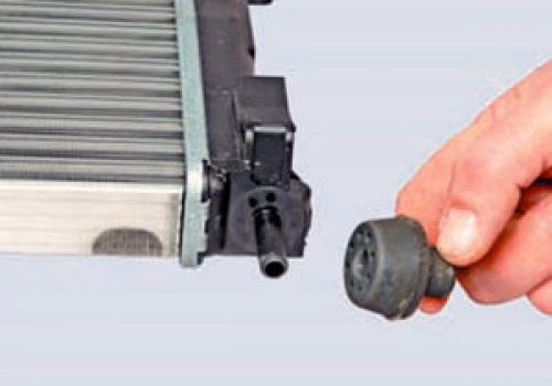 Замена радиатора охлаждения Логан с кондиционером. Снятие радиатора Рено Логан