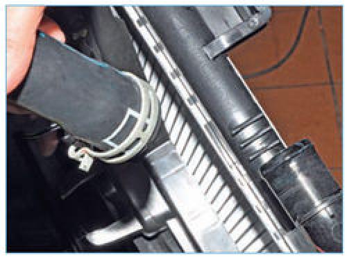 Замена радиатора охлаждения Рено Сандеро. Радиатор Рено Сандеро