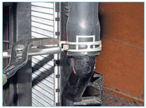 Замена радиатора охлаждения Рено Сандеро. Радиатор Рено Сандеро